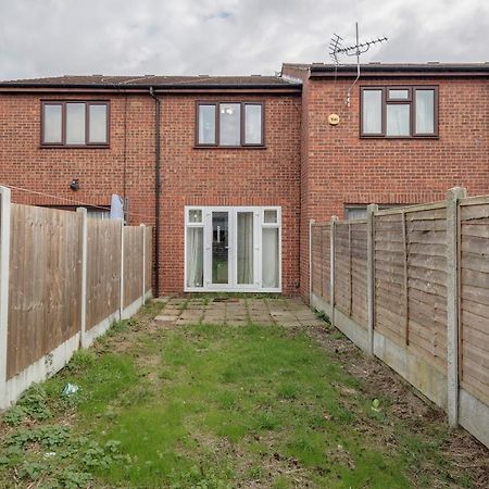 Lovely House In Dagenham / Barking With Free Parking, Wifi & Garden מראה חיצוני תמונה