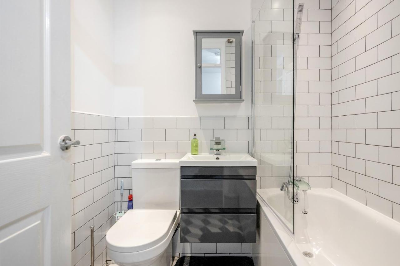 Lovely House In Dagenham / Barking With Free Parking, Wifi & Garden מראה חיצוני תמונה