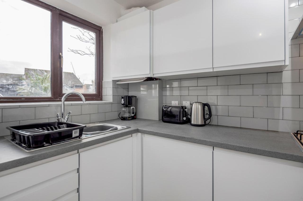 Lovely House In Dagenham / Barking With Free Parking, Wifi & Garden מראה חיצוני תמונה
