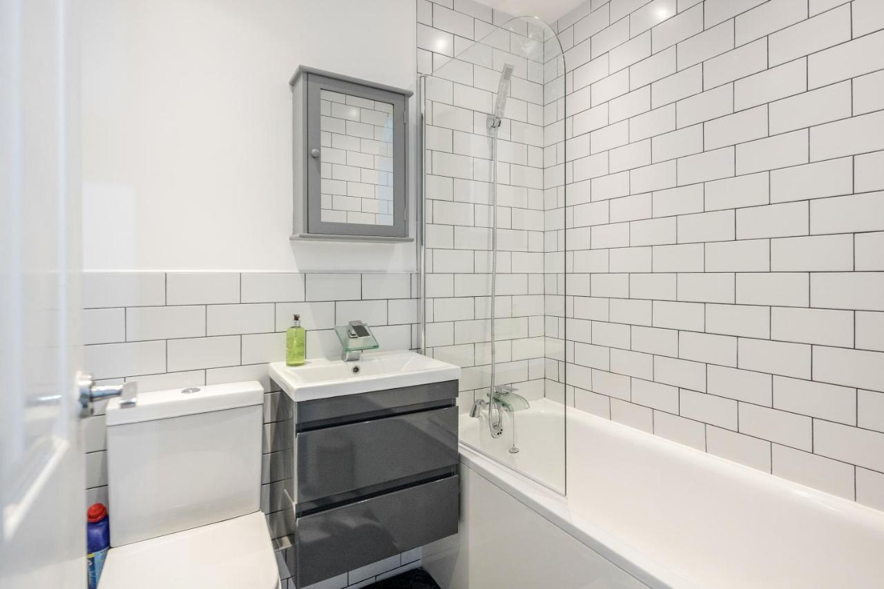 Lovely House In Dagenham / Barking With Free Parking, Wifi & Garden מראה חיצוני תמונה