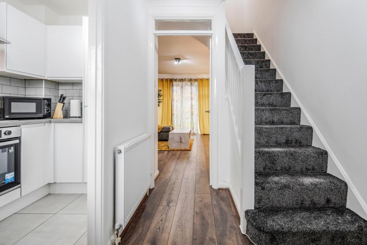 Lovely House In Dagenham / Barking With Free Parking, Wifi & Garden מראה חיצוני תמונה
