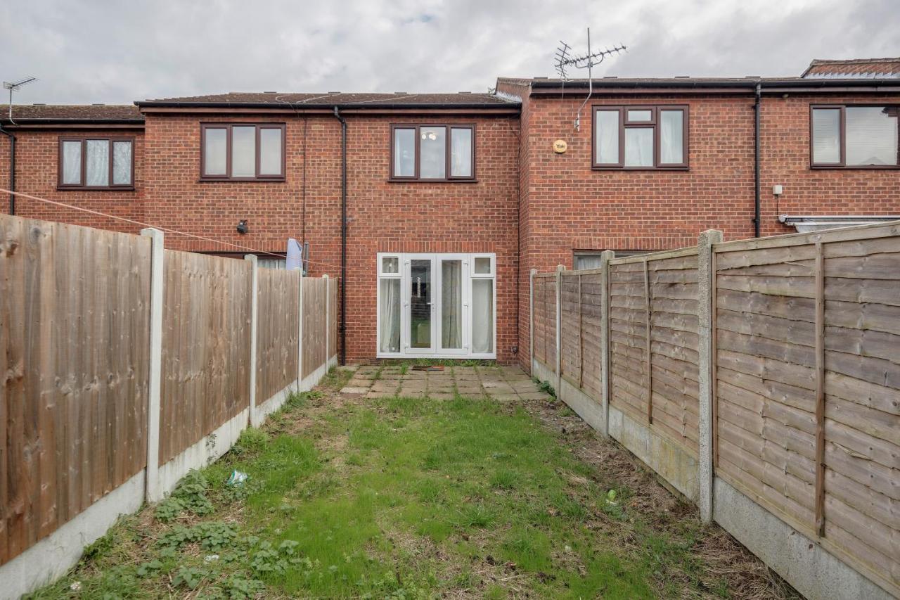 Lovely House In Dagenham / Barking With Free Parking, Wifi & Garden מראה חיצוני תמונה