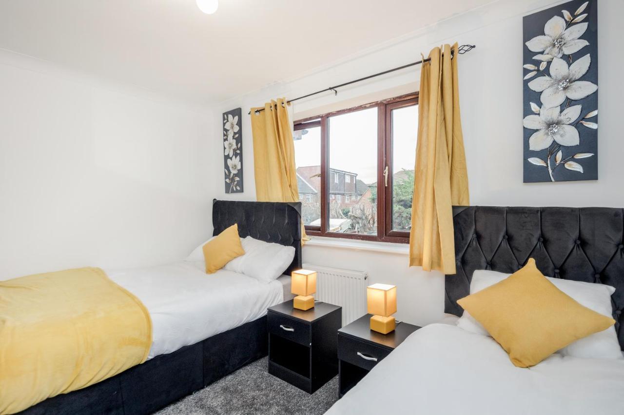 Lovely House In Dagenham / Barking With Free Parking, Wifi & Garden מראה חיצוני תמונה