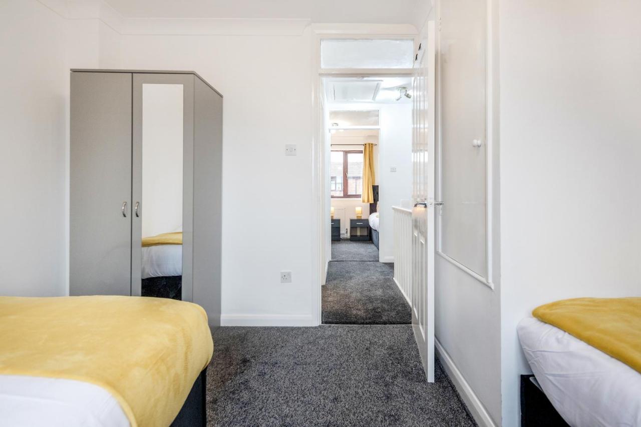 Lovely House In Dagenham / Barking With Free Parking, Wifi & Garden מראה חיצוני תמונה