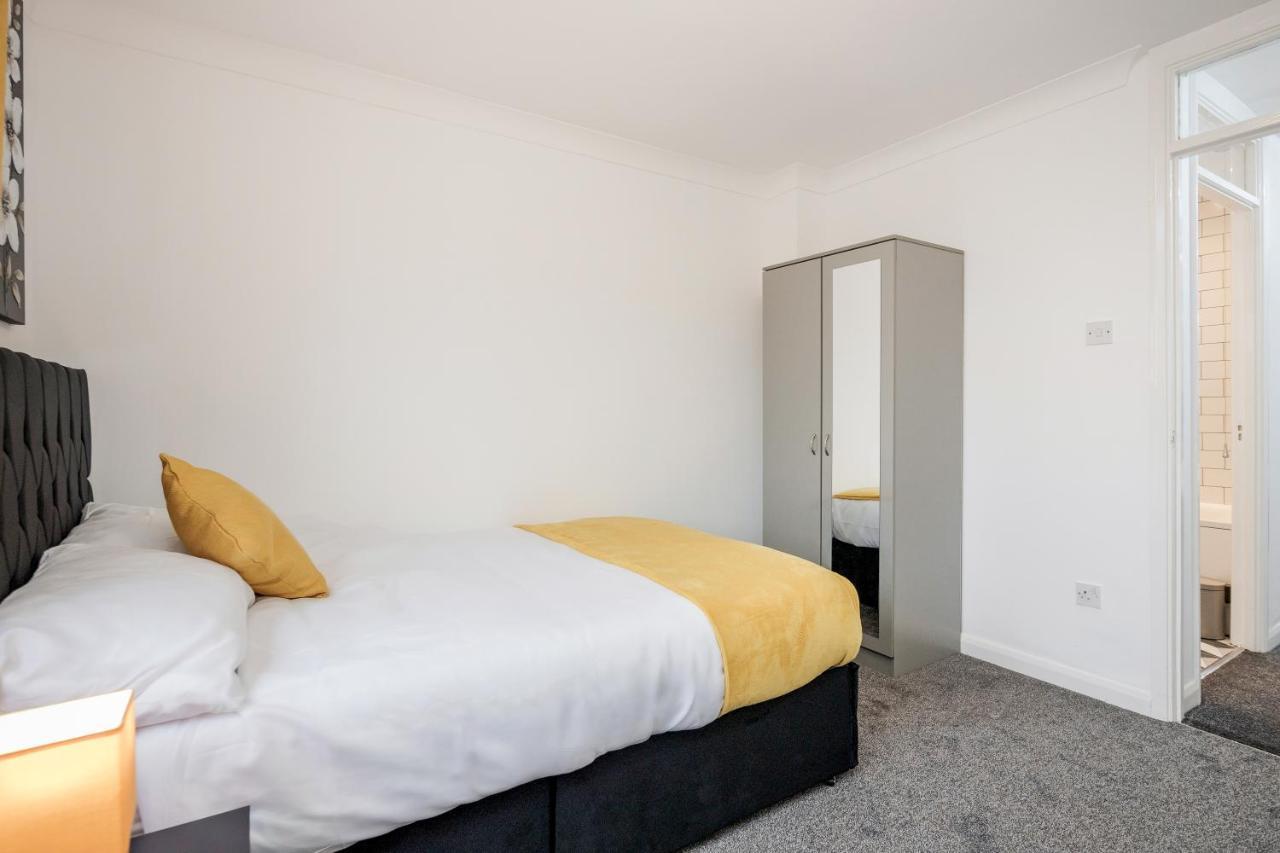 Lovely House In Dagenham / Barking With Free Parking, Wifi & Garden מראה חיצוני תמונה