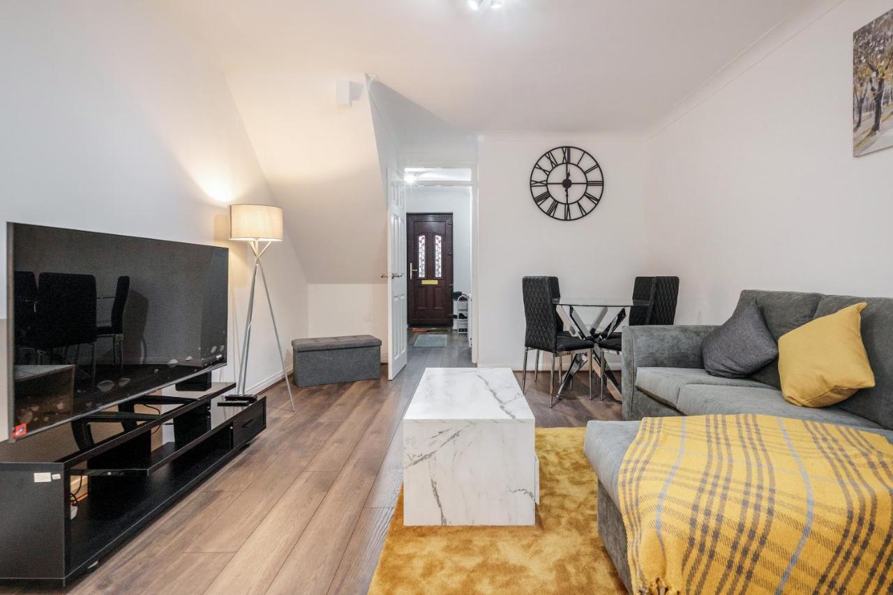 Lovely House In Dagenham / Barking With Free Parking, Wifi & Garden מראה חיצוני תמונה