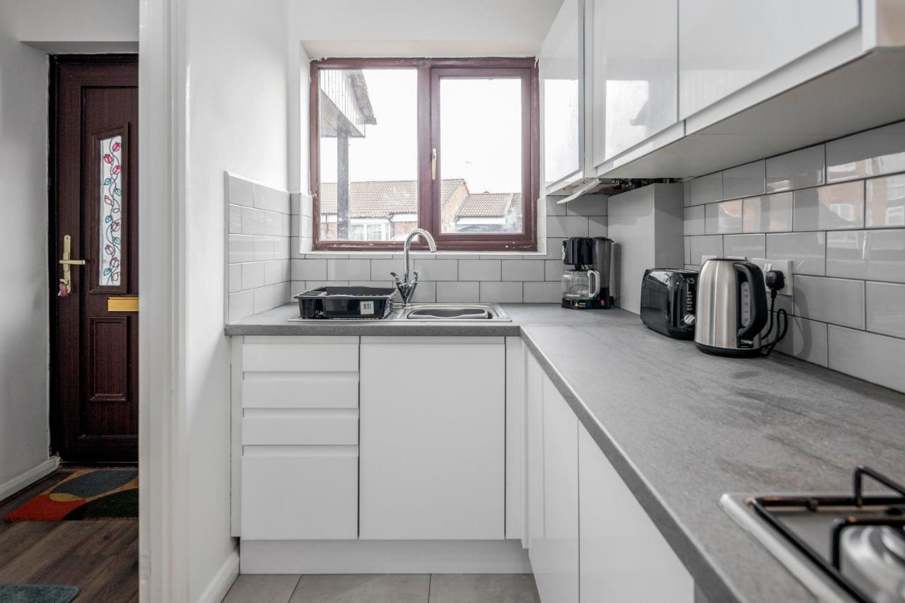 Lovely House In Dagenham / Barking With Free Parking, Wifi & Garden מראה חיצוני תמונה